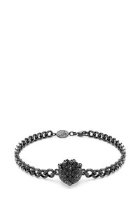 Schwarzes Metallarmband mit Kettendesign, das ein kugelförmiges, strukturiertes Mittelstück mit dunklen Kristallen und einem Logoanhänger aufweist.