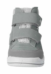 Zapatilla gris con correas de velcro, forro de fieltro, detalles de malla, puntera redondeada y suela acolchada. Presenta costuras y un detalle de logotipo.