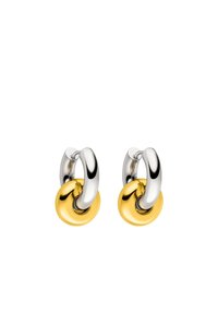 Silberne und goldene Creolen mit einem glatten, glänzenden Design und einem kreisförmigen goldenen Akzent an der Basis jeder Creole.