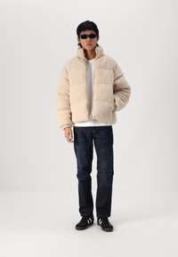 Jack & Jones JORCAMP PUFFER JACKET - Žieminė striukė - cloud dancer