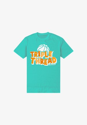 T-shirt turquoise avec un motif de basketball blanc et un texte orange indiquant "TRIPLE THREAD Hoopwear" sur le devant.