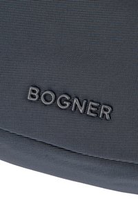 Zwarte nylon tas met een textuur en een reliëf "BOGNER" logo. Compact, met gladde randen en minimalistische designelementen.