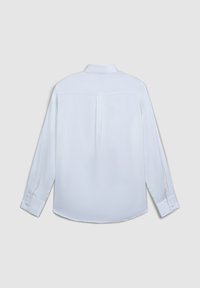 Camicia bianca a maniche lunghe con yoke posteriore, piega sul retro, polsini con bottone e trama di tessuto liscia. Design semplice e sartoriale.