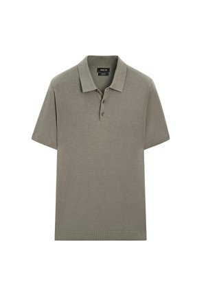 Krótki rękaw, oliwkowozielona koszulka polo z kołnierzykiem i pliską na trzy guziki, rozłożona na płasko na białym tle.