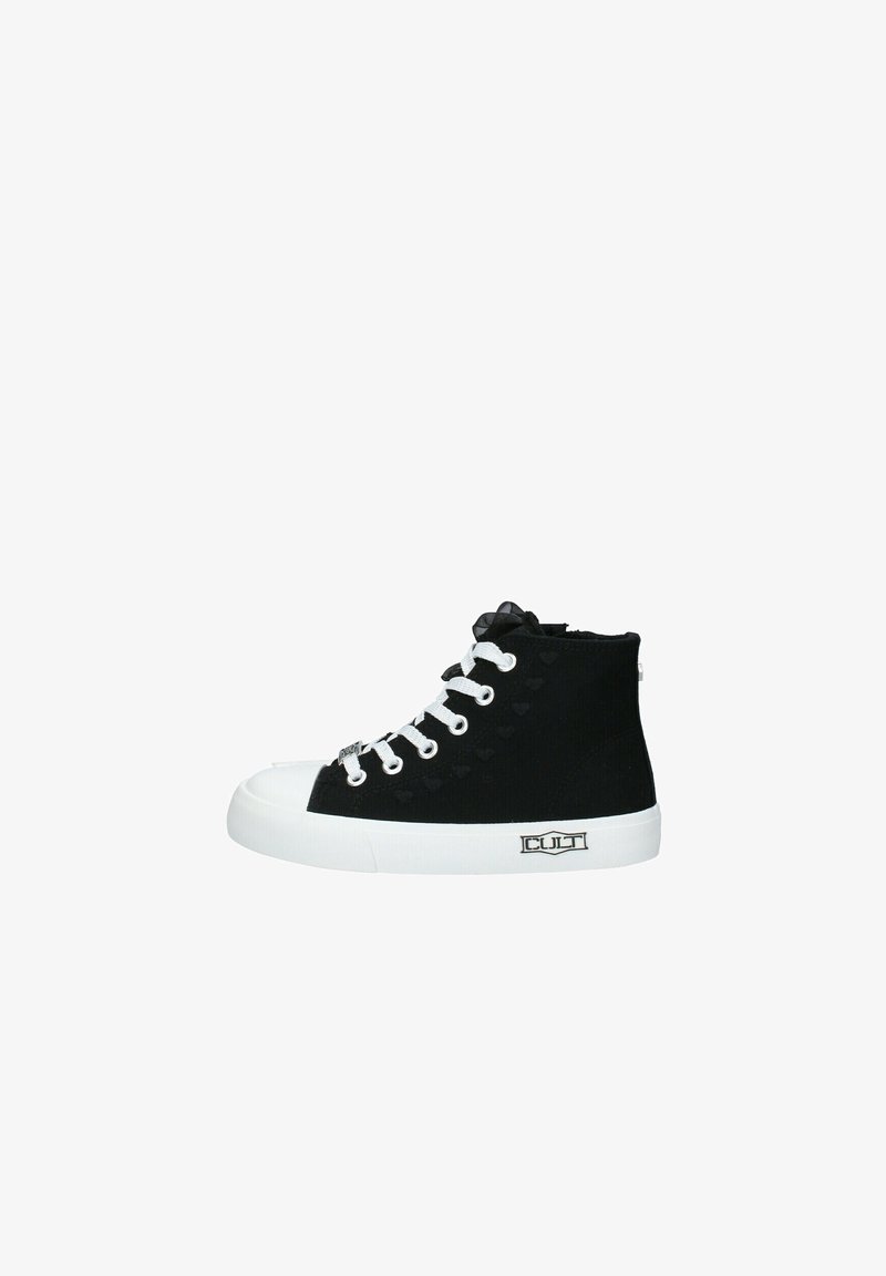 Baskets montantes noires avec lacets blancs, bout en caoutchouc blanc et semelle blanche affichant le logo « CULT » sur le côté.