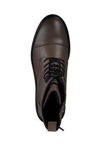 Stivale alla caviglia in pelle marrone con lacci neri, punta tonda e morbida fodera interna. Presenta un'etichetta sul retro e cuciture visibili.