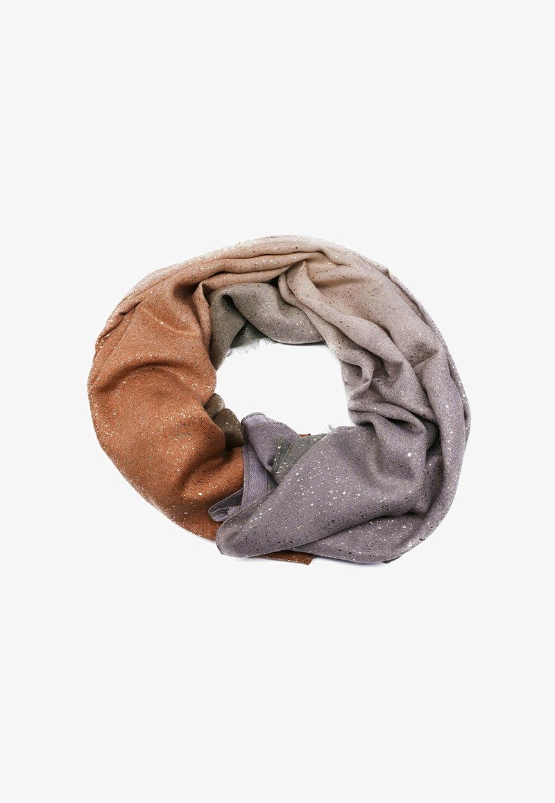 Sciarpa infinita multicolore che presenta tonalità di marrone, grigio e lavanda, con una texture morbida e leggera e sottili accenti metallici a macchie.