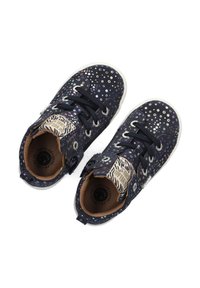 Marine hoge sneakers met pailletten, getextureerde dierenprintaccenten, zwarte veters en beige binnenvoering. Rubberen zool en ritsdetail.