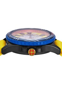 Gelbe Gummiband-Uhr mit blauer geriffelter Lünette, schwarzem Gehäuse und einem bunten Zifferblatt, das gelbe Zeiger und Akzente sowie einen roten Knopf aufweist.