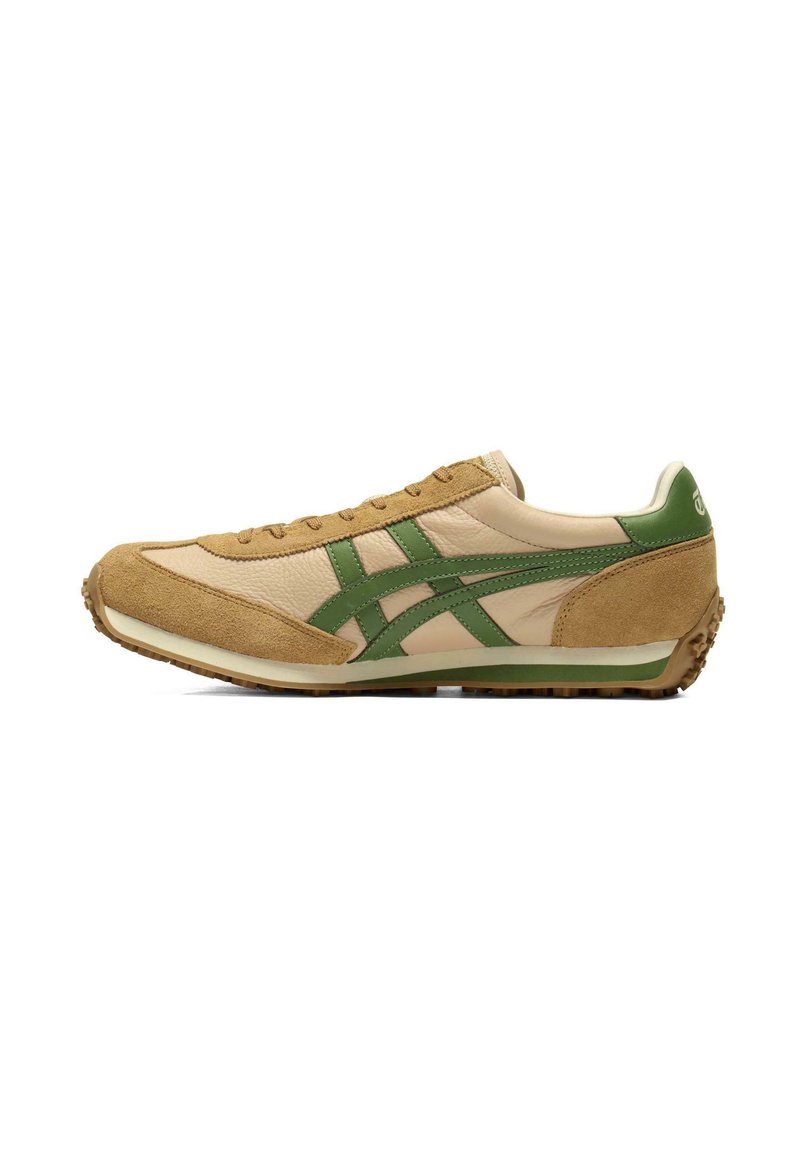 Sneaker in suede marrone e pelle crema con accenti verdi e suola in gomma texturizzata. Presenta lacci piatti e un design retrò.