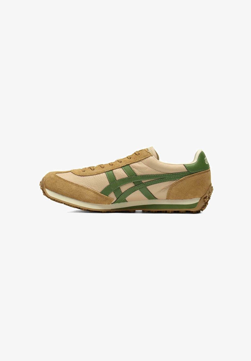Brązowe zamszowe i kremowe skórzane sneakersy z zielonymi akcentami oraz teksturowaną gumową podeszwą. Posiadają płaskie sznurowadła i retro design.