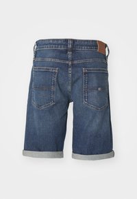 Shorts din denim cu o nuanță albastră închisă, având margini rulate, două buzunare la spate și o etichetă din piele pe talie. Design casual.