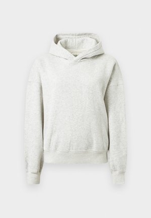 Felpa in cotone grigio chiaro con maniche lunghe, polsini e orlo a costine, e un ampio cappuccio attaccato su uno sfondo bianco semplice.