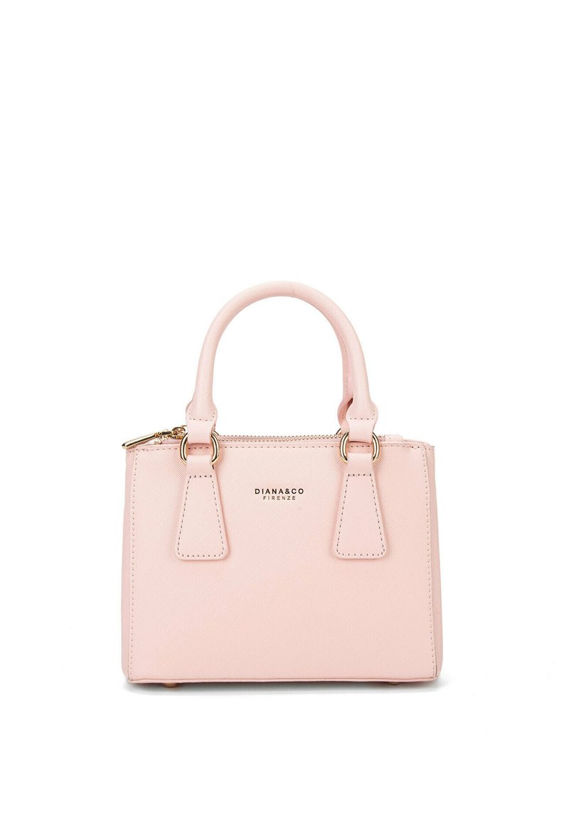 Roze synthetische handtas met twee bovengrepen, gouden hardware en een gemerkt voorpaneel. Voorzien van een ritsluiting en rechthoekige vorm.