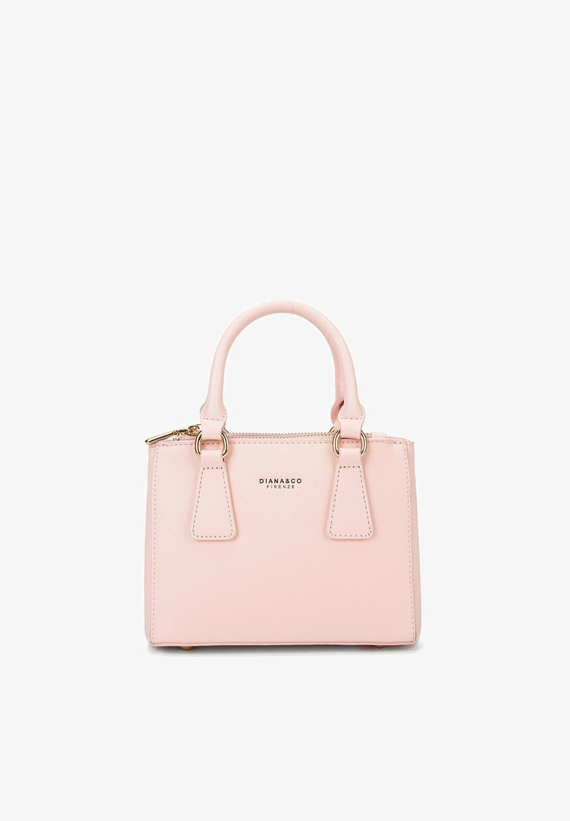 Roze synthetische handtas met twee bovengrepen, gouden hardware en een gemerkt voorpaneel. Voorzien van een ritsluiting en rechthoekige vorm.