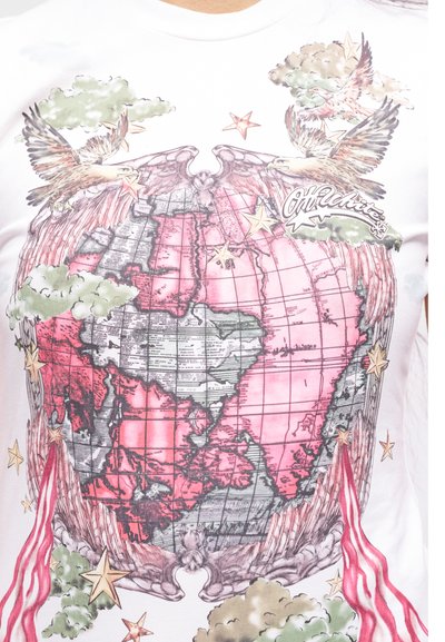 Στιλιζαρισμένη υδρόγειος με κόκκινες ηπείρους, δύο αετούς με απλωμένα φτερά, χρυσά αστέρια, πράσινα σύννεφα και το κείμενο "Off-White" σε ένα λευκό πουκάμισο.