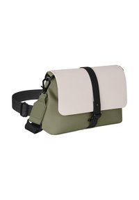 Torba na ramię w oliwkowym zielonym i beżowym kolorze, wykonana z trwałego materiału. Posiada składany klapek, czarny pasek i zapięcie na klips.