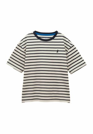 Biele tričko s krátkym rukávom s čiernymi horizontálnymi pruhmi, čiernym okrúhlym výstrihom a malým čiernym vyšívaným logom na ľavej hrudi.