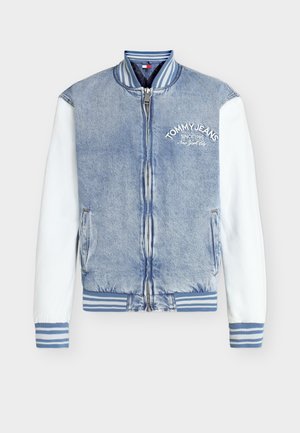 Veste bomber en denim bleu clair avec manches blanches, poignets, col et ourlet rayés bleu et blanc, fermeture éclair devant et logo "Tommy Jeans Since 1985" sur la poitrine.