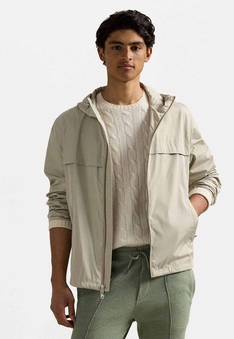 Polo Ralph Lauren - LIGHTWEIGHT HOODED JACKET - Cortaviento - classic stone, Ampliar