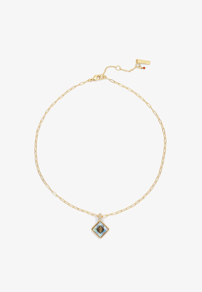 Collier en chaîne dorée ornée d'un médaillon en forme de diamant avec une pierre bleue et de petits cristaux, accompagné d'un fermoir à homard et d'une longueur ajustable.
