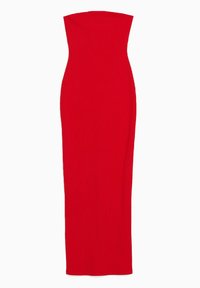 Robe maxi sans bretelles rouge à côtes avec une silhouette ajustée, présentant une texture lisse et un ourlet droit.