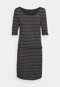 Dunkelgraues Kleid mit Zickzackmuster und Dreiviertelarm. Verfügt über einen gewebten braunen Gürtel und einen runden Ausschnitt.