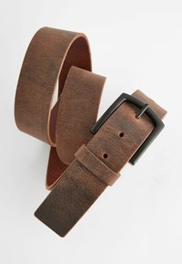 Ceinture en cuir marron avec une finition texturée, une boucle en métal noir rectangulaire et plusieurs trous pour un ajustement de la taille.