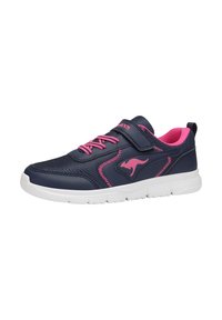 Dunkelblaue Sportschuhe mit pinken Akzenten, Obermaterial aus Netzstoff, weiße Sohle und Klettverschluss. Mit Känguru-Logo und kontrastierenden Nähten.