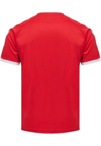 Röd atletisk tröja med rund halsringning, korta ärmar och vita detaljer vid ärmarna. Slätt, lättviktsmaterial med en enhetlig färg.