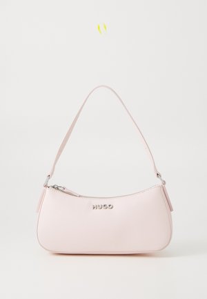 Rosa lærveske med en buet design, glidelås-lukking og en skulderrem. Utstyrt med en sølv-logo foran.
