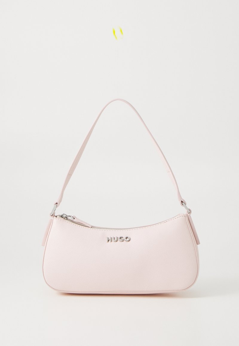 Rosa Lederhandtasche mit einer geschwungenen Form, Reißverschluss und Schulterriemen. Auf der Vorderseite befindet sich ein silbernes Logo.