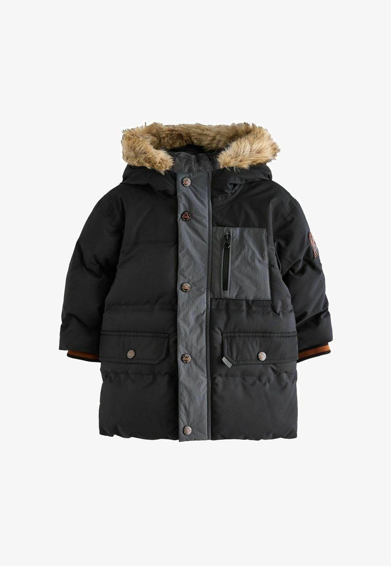 Schwarze Steppjacke mit grauem Vorderteil, einer mit Kunstpelz gefütterten Kapuze, zwei großen frontalen Taschen, einer mit Reißverschluss versehenen Brusttasche und braunen Akzenten an den Bündchen.
