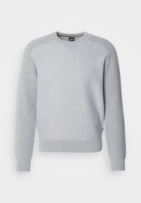 Pull gris clair à col rond avec poignets, ourlet et manches côtelés, avec une petite étiquette noire "BOSS" à l’intérieur du col.
