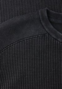 Pull en maille côtelée foncée avec une surface texturée, présentant un col et des accents d\'épaule lisses contrastés de la même couleur.