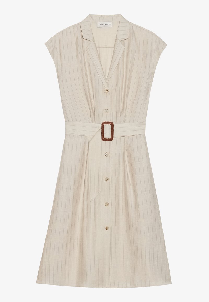 Beżowa sukienka w paski z zapięciem na guziki z przodu, krótkimi rękawkami w kształcie poduszki oraz brązowym paskiem. Wykonana z lekkiego materiału o gładkiej strukturze.