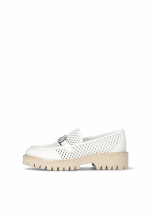 Hvid læderloafer med perforerede mesh-sider, sølvspænde og chunky beige gummisål.