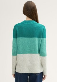 Strickpullover mit einem Farbblockdesign in Dunkelblaugrün, Hellblaugrün und Hellgrau, einem gerippten Kragen und strukturiertem Stoff.