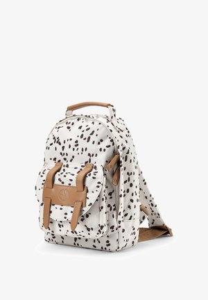 Canvas rygsæk i hvid med sorte pletter, brune læderdetaljer, topgreb og justerbare skulderremme. Har en frontlomme med klap.
