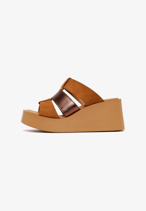 Sandale compensée marron avec une semelle beige épaisse et trois larges brides, dont une bride marron métallique au milieu.