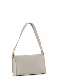 Beige leren handtas met een rechthoekige vorm, verstelbare schouderriem en subtiele stikseldetails. Soepele textuur met minimale hardware.