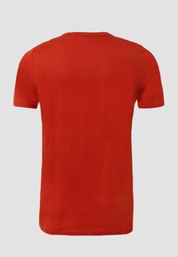 T-shirt in cotone rosso con maniche corte, scollo tondo e una texture liscia. La parte posteriore è semplice, senza motivi o accenti.