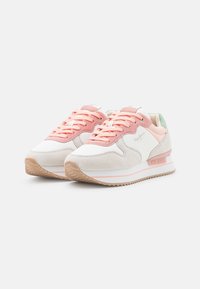 Zapatillas de ante blancas y rosas con una suela de goma texturizada, que presentan cordones rosas y detalles en verde menta en el talón. Detalle de marca en el lateral.