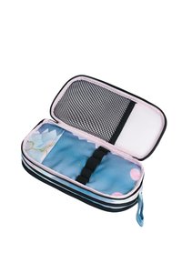 Astuccio con zip decorato con un design floreale rosa e blu, tasca in rete nera e cinturini elastici per l'organizzazione. Il colore principale è il blu chiaro.