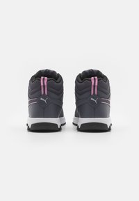 Chaussures de sport noires et grises avec une tige en synthétique texturé, des accents roses, un col rembourré et une semelle en caoutchouc blanche conçue pour le confort et la stabilité.