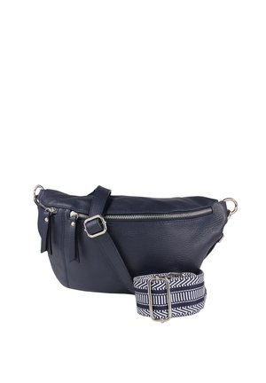 Marineblauwe leren crossbodytas met zilveren rits en beslag, voorzien van een afneembare marineblauwe en witte gestreepte verstelbare stoffen band.