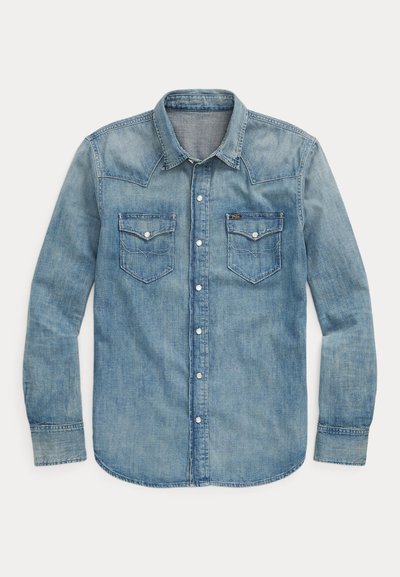 Lichtblauw denim overhemd met lange mouwen, knoopsluiting aan de voorkant, twee borstzakken met kleppen en een puntige kraag.