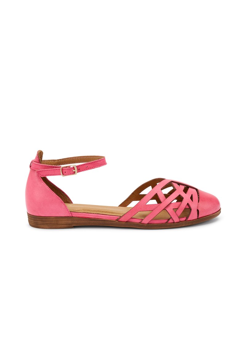 Zapato plano de cuero de color rosa brillante con diseño de punta abierta, correa en el tobillo y patrón trenzado en la parte superior. Suela texturizada marrón.
