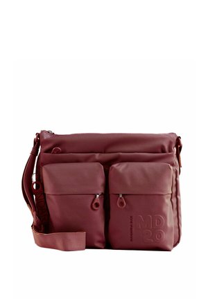 Sac bandoulière bordeaux avec deux poches avant zippées, tissu texturé et bandoulière réglable sur fond blanc.
