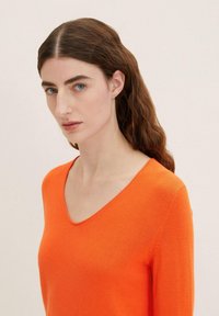 TOM TAILOR BASIC V-NECK - Strickpullover - fever red